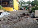 akses-jalan-rusak-akibat-fenomena-tanah-bergerak.jpg