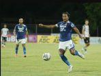 aksi-achmad-jufriyanto-saat-persib-bandung-mengalahkan-persikabo-dengan-skor-1-0.jpg