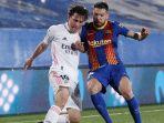 aksi-alvaro-odriozola-saat-real-madrid-vs-barcelona.jpg