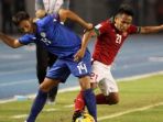 aksi-andik-vermansah-mencoba-mencuri-bola-dari-bek-filipina_20161123_154011.jpg