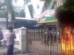 aksi-bakar-ban_20151119_153854.jpg