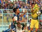 aksi-bek-anyar-arema-fc-hamka-hamzah_20180715_175330.jpg