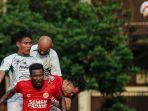 aksi-bek-pss-sleman-fachruddin-aryanto-saat-melawan-semen-padang-di-liga-1.jpg