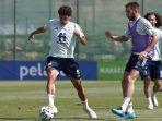 aksi-bek-real-madrid-jesus-vallejo-kiri-dalam-latihan-timnas-spanyol.jpg