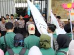 aksi-bem-seluruh-indonesia-didepan-gedung-kpu_20190423_175313.jpg