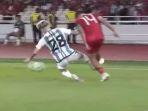 aksi-berbahaya-winger-argentina-alejandro-garnacho-jersey-biru-melakukan-tackle.jpg
