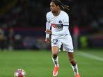 aksi-bradley-barcola-psg-saat-menggiring-bola.jpg