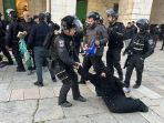 aksi-brutal-polisi-israel-serang-jamaah-di-masjid-al-aqsa_20230406_111208.jpg
