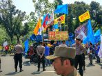 aksi-buruh-di-balai-kota_20180501_120322.jpg