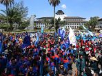 aksi-buruh-di-gedung-sate-bandung_20170501_211448.jpg