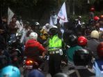 aksi-buruh-di-kawasan-industri-leuwigajah-tolak-uu-cipta-kerja_20201006_172427.jpg