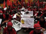 aksi-buruh-tuntut-cabut-pp-78-tahun-2015_20170428_121002.jpg