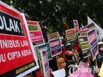 aksi-buruh-yang-tergabung-dalam-akumulasi-kemarahan-buruh-dan-r.jpg