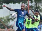 aksi-david-da-silva-pada-sesi-latihan-bersama-persib-bandung.jpg