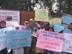 aksi-demo-di-rumah-rocky-gerung-di-kawasan-sentul-di-desa-bojongkoneng.jpg