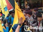aksi-demo-mahasiswa-di-blitar_1.jpg
