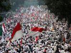 aksi-demo-massa-gerakan-nasional-pengawal-fatwa-mui-gnpf-mui-di-sekitar-patung-kuda-jakarta.jpg