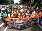 aksi-demo-pekerja-freeport_20170307_212955.jpg