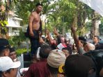 aksi-demonstran-di-kediaman-risma_20170113_183130.jpg