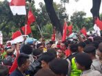 aksi-demonstrasi-di-depan-balai-kota_20180411_150316.jpg