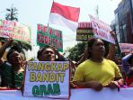 aksi-demonstrasi-puluhan-mitra-grab-car_20170704_174330.jpg