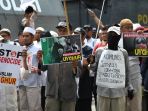 aksi-demontrasi-solidaritas-muslim-uyghur-di-konjen-rrc-surabaya_20191227_171738.jpg