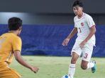 aksi-diego-sinathrya-putra-darius-sinathrya-saat-seleksi-di-timnas-u16-indonesia.jpg