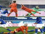 aksi-donny-van-de-beek-cetak-gol-penyamaan-kedudukan-belanda-ke-gawang-italia.jpg