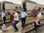 aksi-dua-kondektur-kereta-api-angkat-wanita-tua-turun-dari-kereta.jpg