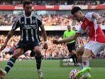 aksi-duel-gabriel-martinelli-melawan-bruno-fernandes-di-laga-arsenal-vs-manchester-united.jpg