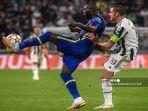 aksi-duel-lukaku-melawan-chiellini.jpg