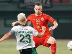 aksi-duel-pemain-persija-jakarta-maciej-gajos-dan-pss-sleman-kim-kurniawan-di-liga-1.jpg