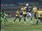 aksi-ezteban-vizcarra-saat-membela-persib-bandung-di-pertandingan-perdana-bri-liga-1.jpg