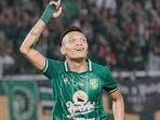 aksi-ferdinand-sinaga-saat-membela-persebaya-surabaya-di-liga-1.jpg