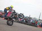 aksi-freestyler-wawan-tembong-dengan-yamaha-mt-25_20160418_203743.jpg