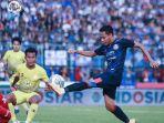 aksi-gelandang-arema-fc-evan-dimas-mengontrol-bola-dihadapan-pemain-barito-putera.jpg