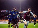 aksi-gelandang-manchester-united-paul-pogba-saat-dihadang-pemain-burnley.jpg