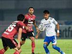 aksi-gelandang-persib-bandung-beckham-putra.jpg