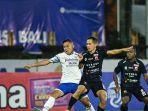 aksi-gelandang-persib-bandung-erwin-ramdani-ketika-dihadang-dua-pemain-madura-united.jpg