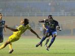 aksi-gelandang-serang-persib-bandung-makan-konate_20141106_170850.jpg