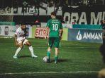 aksi-gelandang-serang-pss-sleman-ze-valente-yang-coba-melewati-pemain-lawan.jpg