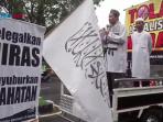aksi-hti-tolak-legalisasi-miras-di-bundaran-gladag-solo_20160619_112855.jpg