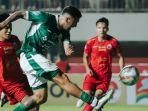 aksi-jonathan-bustos-pada-pertandingan-pss-sleman-vs-persija-jakarta-di-liga-1.jpg