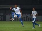aksi-kapten-persib-bandung-supardi-nasir-saat-membela-timnya.jpg