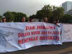 aksi-keluarga-korban-pesawat-lion-air-pk-lqp-di-depan-istana-merdeka.jpg
