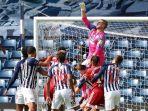 aksi-kiper-andalan-west-brom-sam-johnstone.jpg