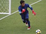 aksi-kiper-borneo-fc-muhammad-ridho_20180220_030330.jpg