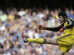 aksi-kiper-chelsea-petr-cech_20141213_004616.jpg