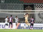 aksi-kiper-rans-cilegon-fc-kurniawan-kartika-ajie-saat-mengalahkan-persis-solo-4-3.jpg