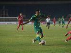 aksi-koko-ari-di-atas-lapangan-dengan-mengenakan-seragam-persebaya-surabaya.jpg